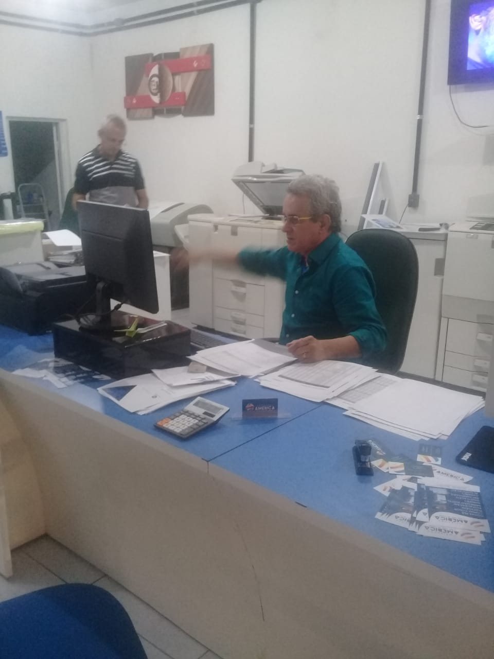 Atendimento no balcão da Copiadora América