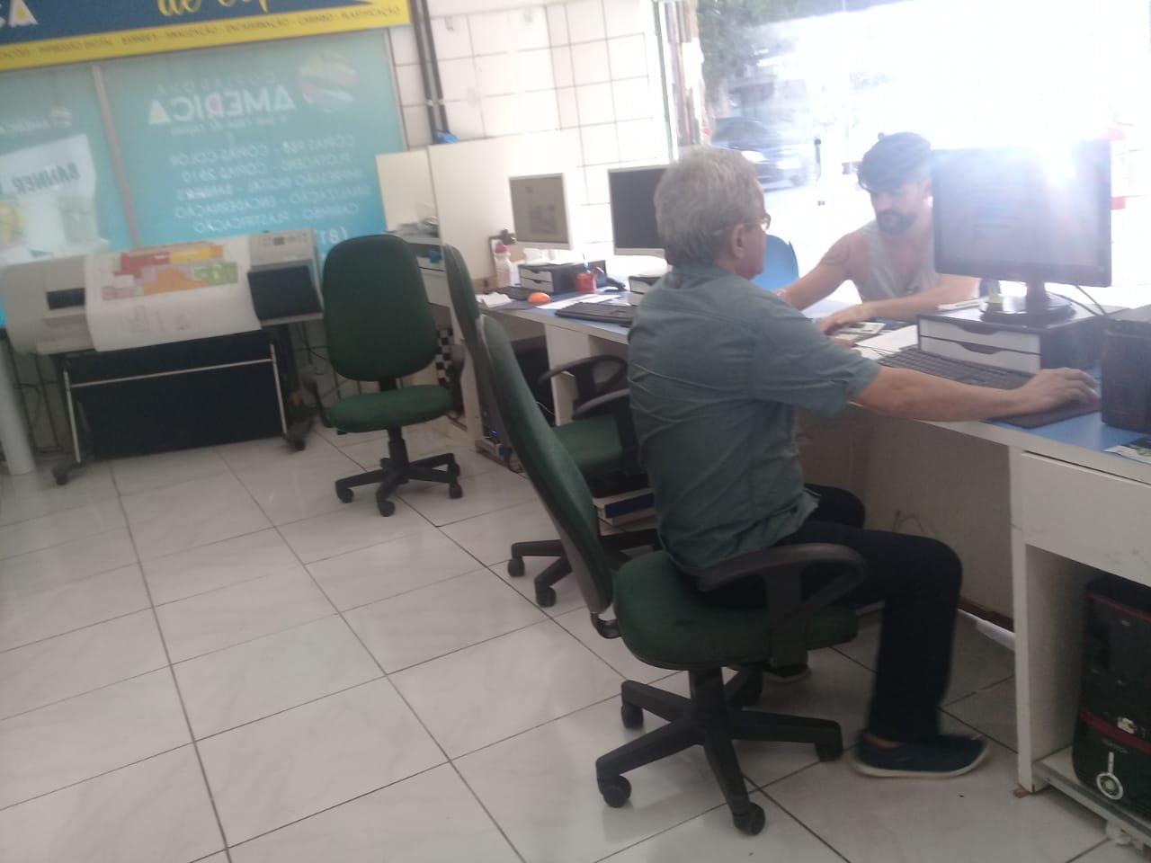 Equipe da Copiadora América no atendimento