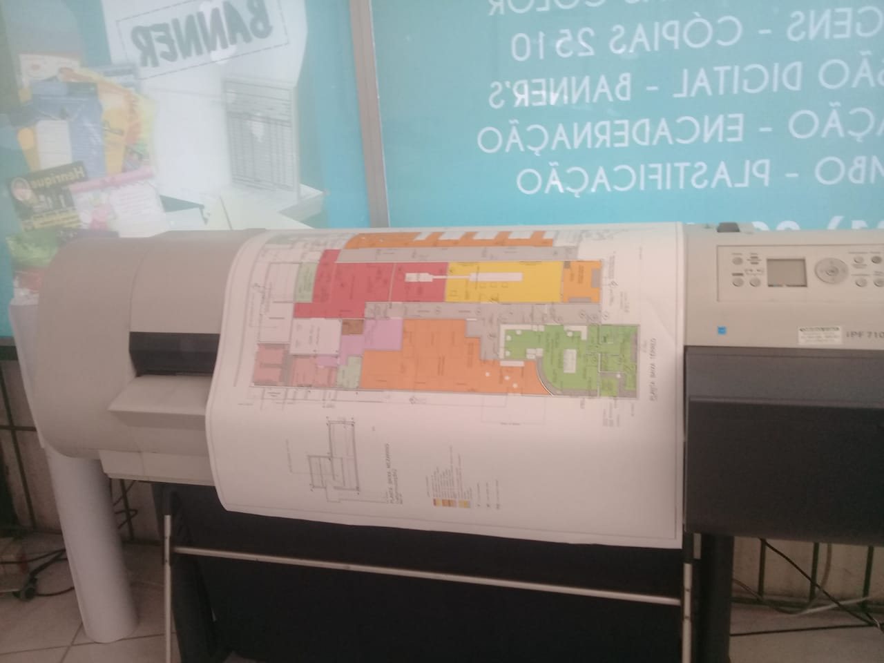 Plotagem de projeto colorido em grande formato